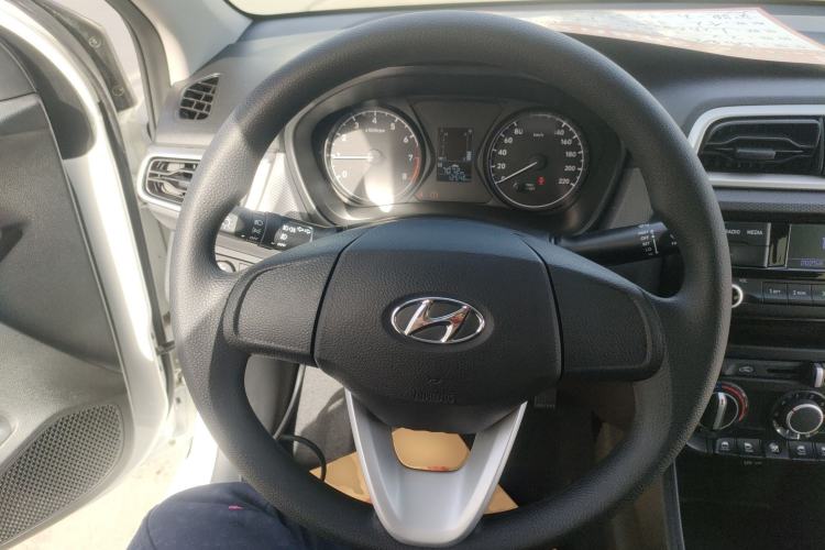Used Hyundai Verna (older generation) 2017 1.4L Manual Colorful Skyroof Version China V Standard Steering Wheel