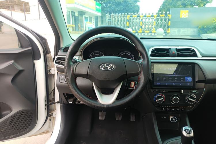 Used Hyundai Verna (older generation) 2017 1.4L Manual Colorful Skyroof Version China V Standard Steering Wheel