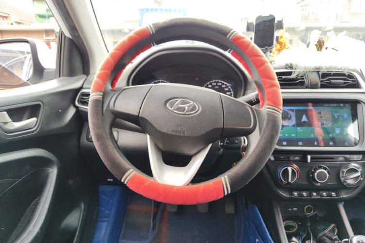 Used Hyundai Verna (older generation) 2017 1.4L Manual Colorful Skyroof Version China V Standard Steering Wheel