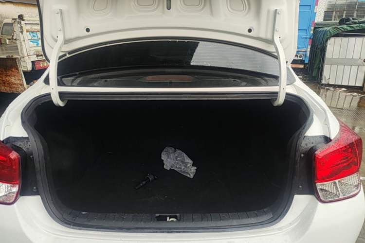 Used Hyundai Verna (older generation) 2017 1.4L Manual Colorful Skyroof Version China V Standard Trunk