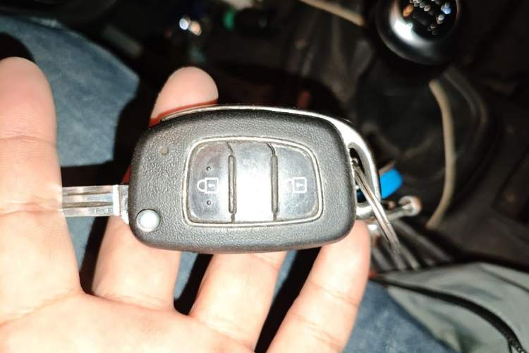 Used Hyundai Verna (older generation) 2017 1.4L Manual Colorful Skyroof Version China V Standard Vehicle Key