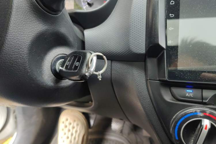 Used Hyundai Verna (older generation) 2017 1.4L Manual Colorful Skyroof Version China V Standard Vehicle Key