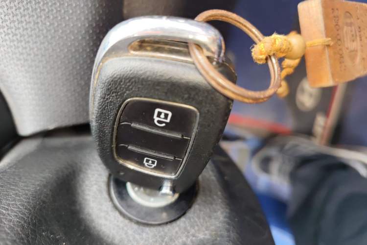 Used Hyundai Verna (older generation) 2017 1.4L Manual Colorful Skyroof Version China V Standard Vehicle Key