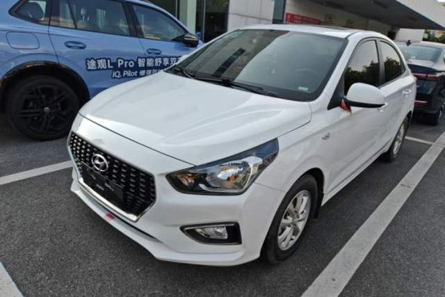 Used Hyundai Verna (older generation) 2017 1.4L Manual Colorful Skyroof Version China VI Standard
