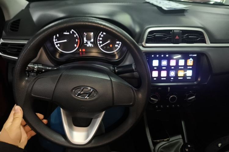 Used Hyundai Verna (older generation) 2020 1.4L Manual GL Refreshed Edition Center Console