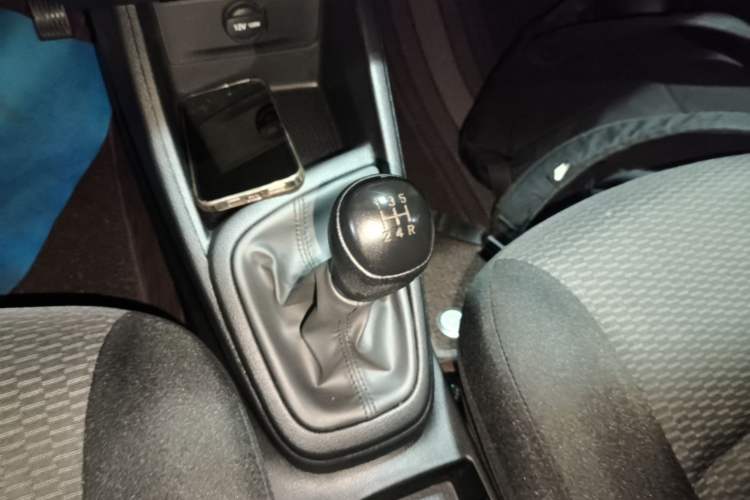 Used Hyundai Verna (older generation) 2020 1.4L Manual GL Refreshed Edition Gear Lever