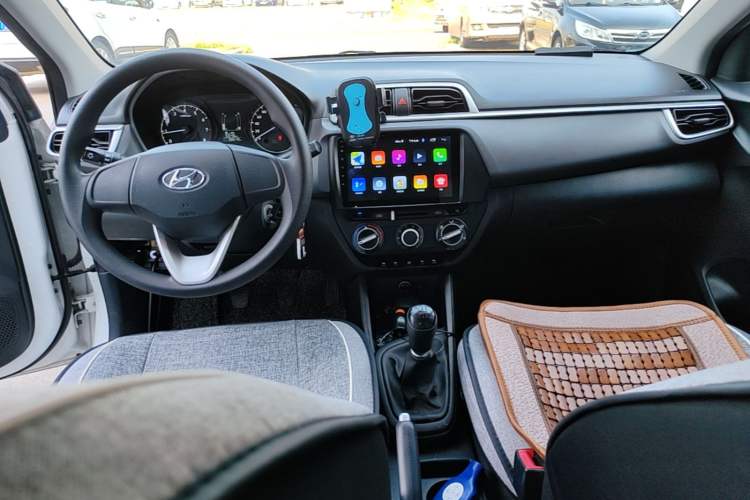 Used Hyundai Verna (older generation) 2020 1.4L Manual GL Refreshed Edition Center Console