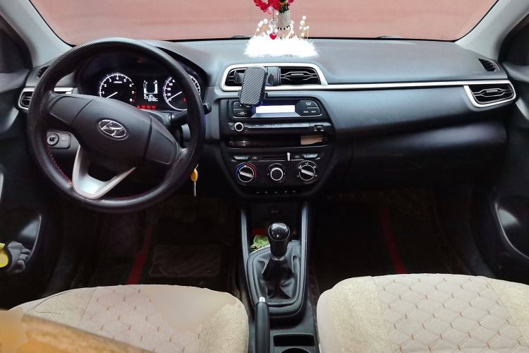 Used Hyundai Verna (older generation) 2020 1.4L Manual GL Refreshed Edition Center Console
