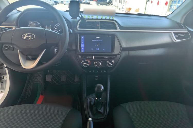 Used Hyundai Verna (older generation) 2020 1.4L Manual GL Refreshed Edition Center Console