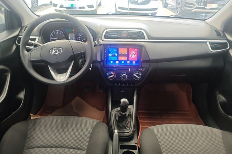 Used Hyundai Verna (older generation) 2020 1.4L Manual GL Refreshed Edition Center Console