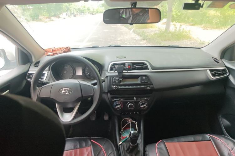 Used Hyundai Verna (older generation) 2020 1.4L Manual GL Refreshed Edition Center Console
