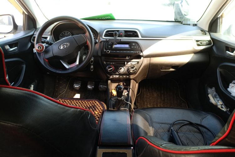 Used Hyundai Verna (older generation) 2020 1.4L Manual GL Refreshed Edition Center Console