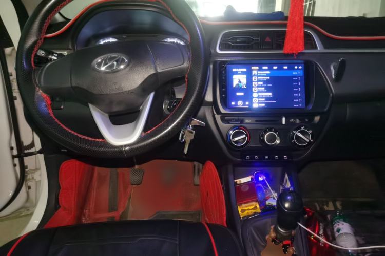 Used Hyundai Verna (older generation) 2020 1.4L Manual GL Refreshed Edition Center Console