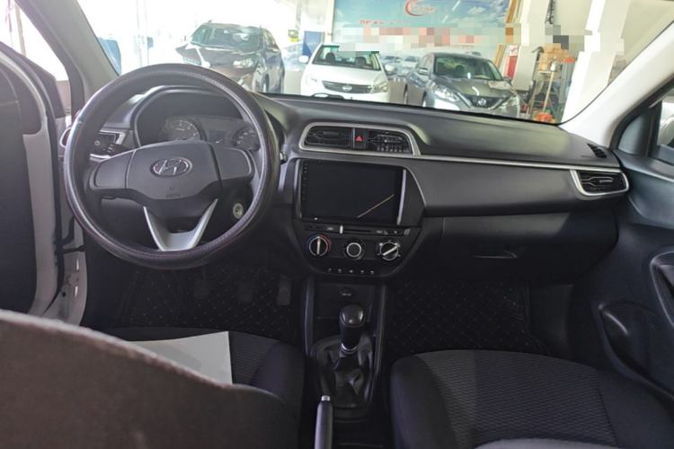 Used Hyundai Verna (older generation) 2020 1.4L Manual GL Refreshed Edition Center Console