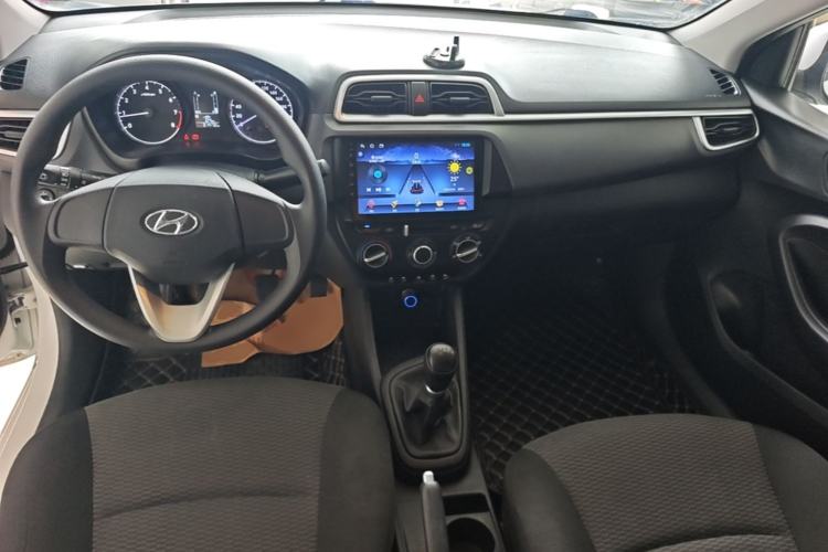 Used Hyundai Verna (older generation) 2020 1.4L Manual GL Refreshed Edition Center Console