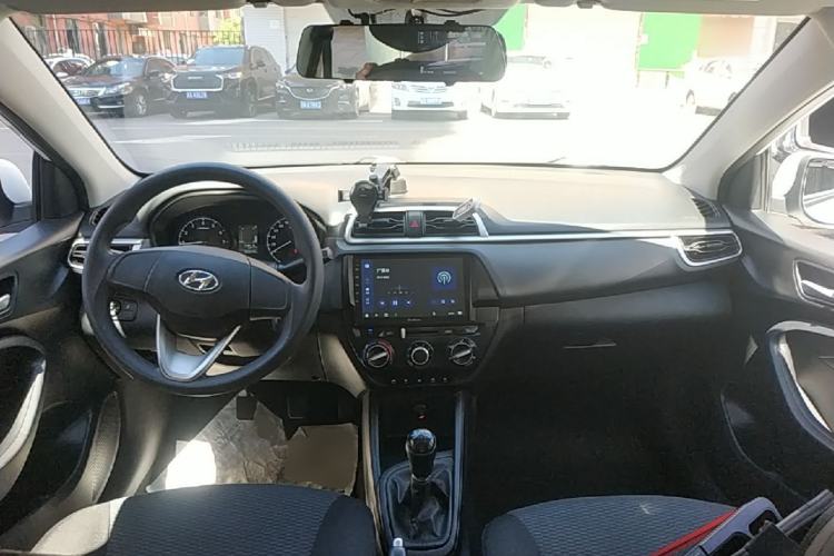 Used Hyundai Verna (older generation) 2020 1.4L Manual GL Refreshed Edition Center Console