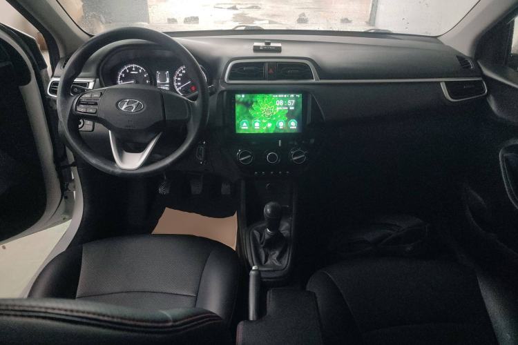 Used Hyundai Verna (older generation) 2020 1.4L Manual GL Refreshed Edition Center Console
