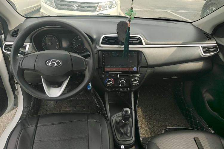 Used Hyundai Verna (older generation) 2020 1.4L Manual GL Refreshed Edition Center Console