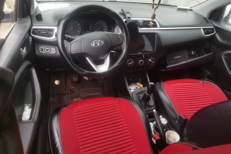 Used Hyundai Verna (older generation) 2020 1.4L Manual GLS Vibrant Edition Center Console