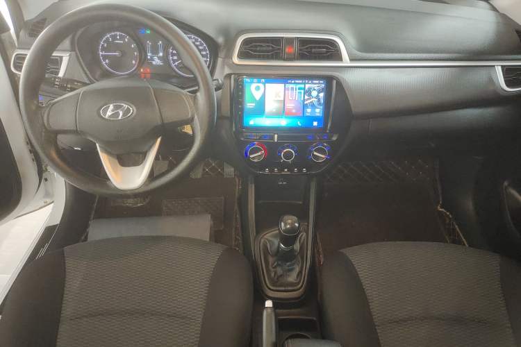 Used Hyundai Verna (older generation) 2020 1.4L Manual GL Refreshed Edition Center Console