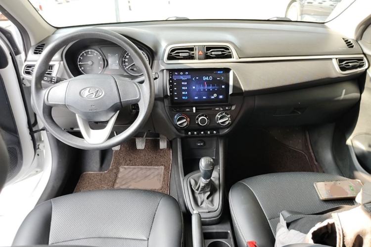 Used Hyundai Verna (older generation) 2020 1.4L Manual GL Refreshed Edition Center Console