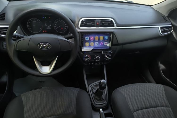 Used Hyundai Verna (older generation) 2020 1.4L Manual GL Refreshed Edition Center Console