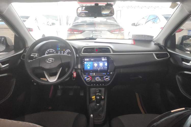 Used Hyundai Verna (older generation) 2020 1.4L Manual GL Refreshed Edition Center Console