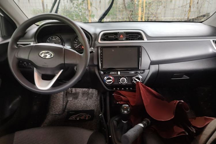 Used Hyundai Verna (older generation) 2020 1.4L Manual GL Refreshed Edition Center Console