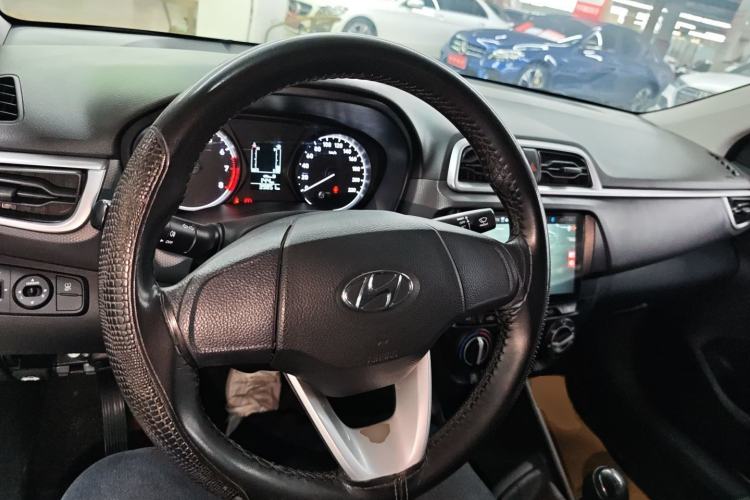 Used Hyundai Verna (older generation) 2020 1.4L Manual GL Refreshed Edition Center Console