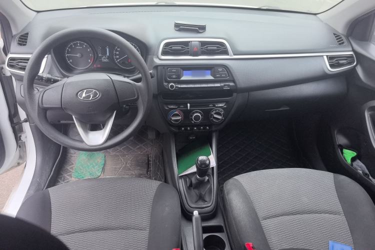 Used Hyundai Verna (older generation) 2020 1.4L Manual GL Refreshed Edition Center Console