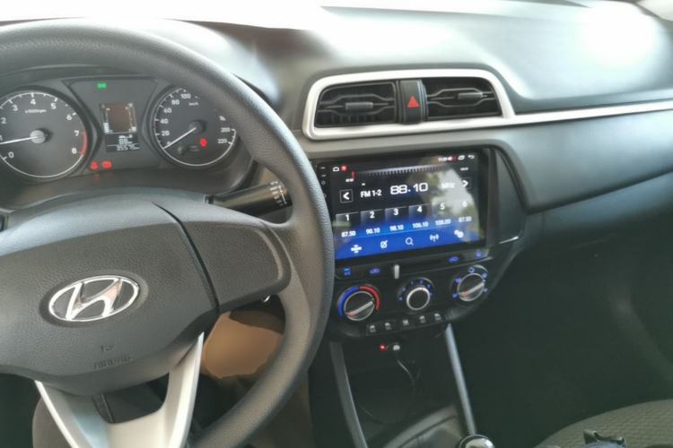 Used Hyundai Verna (older generation) 2020 1.4L Manual GL Refreshed Edition Center Console