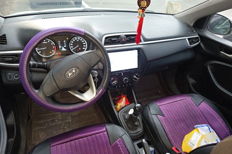 Used Hyundai Verna (older generation) 2020 1.4L Manual GL Refreshed Edition Center Console