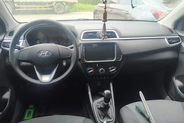 Used Hyundai Verna (older generation) 2020 1.4L Manual GL Refreshed Edition Center Console