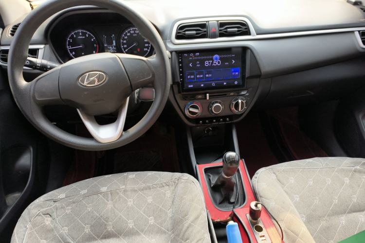 Used Hyundai Verna (older generation) 2020 1.4L Manual GL Refreshed Edition Center Console