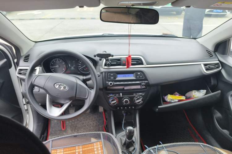 Used Hyundai Verna (older generation) 2020 1.4L Manual GL Refreshed Edition Center Console