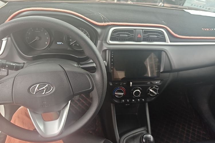 Used Hyundai Verna (older generation) 2020 1.4L Manual GL Refreshed Edition Center Console