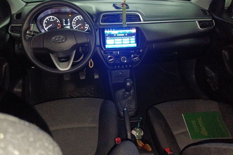 Used Hyundai Verna (older generation) 2020 1.4L Manual GL Refreshed Edition Center Console