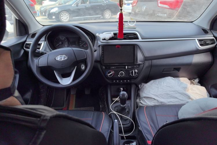 Used Hyundai Verna (older generation) 2020 1.4L Manual GL Refreshed Edition Center Console