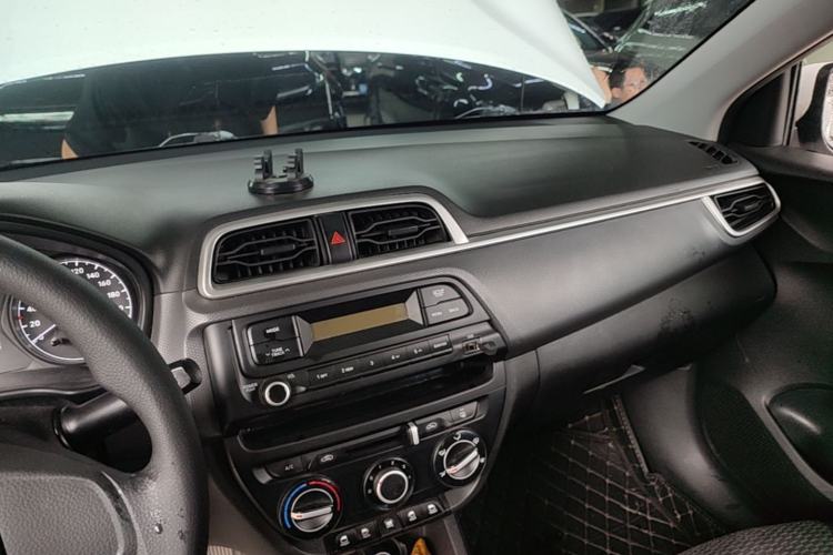 Used Hyundai Verna (older generation) 2020 1.4L Manual GL Refreshed Edition Center Console