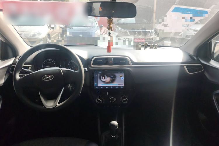 Used Hyundai Verna (older generation) 2020 1.4L Manual GL Refreshed Edition Center Console