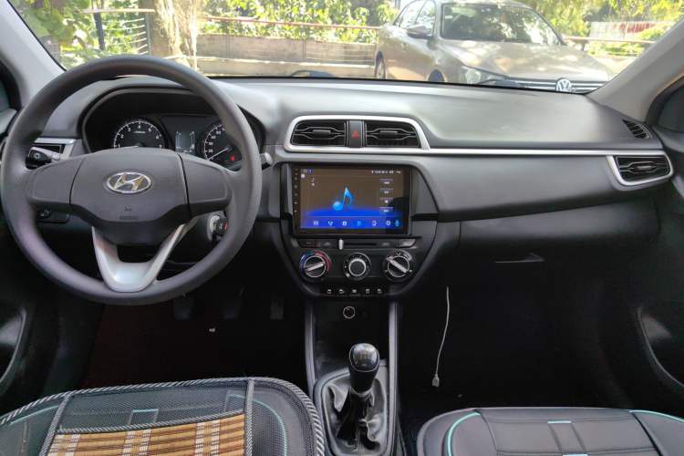 Used Hyundai Verna (older generation) 2020 1.4L Manual GL Refreshed Edition Center Console
