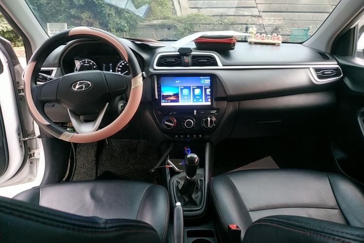 Used Hyundai Verna (older generation) 2020 1.4L Manual GL Refreshed Edition Center Console