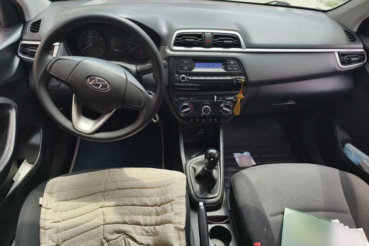 Used Hyundai Verna (older generation) 2020 1.4L Manual GL Refreshed Edition Center Console