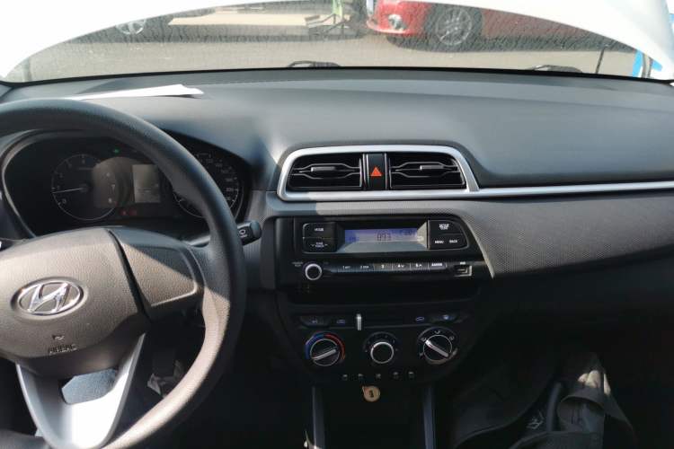 Used Hyundai Verna (older generation) 2020 1.4L Manual GL Refreshed Edition Center Console