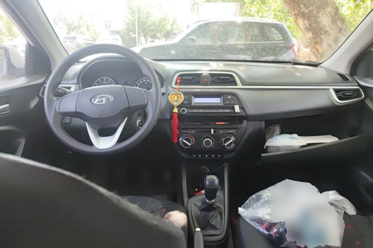 Used Hyundai Verna (older generation) 2020 1.4L Manual GL Refreshed Edition Center Console