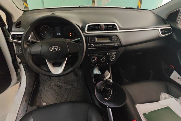 Used Hyundai Verna (older generation) 2020 1.4L Manual GL Refreshed Edition Center Console
