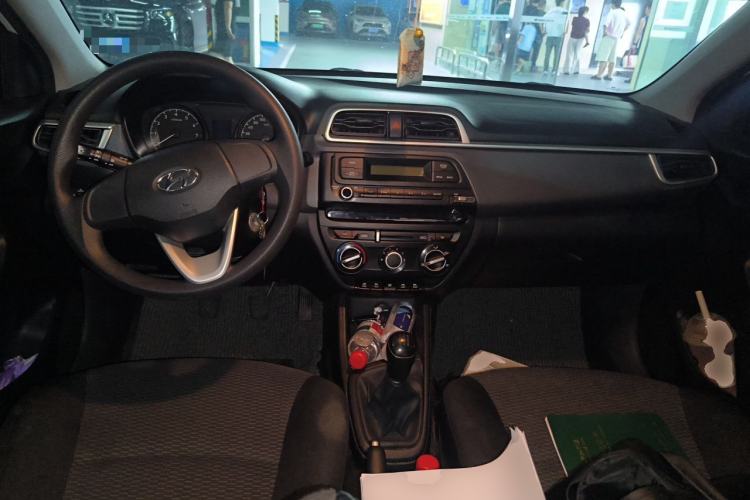 Used Hyundai Verna (older generation) 2020 1.4L Manual GL Refreshed Edition Center Console