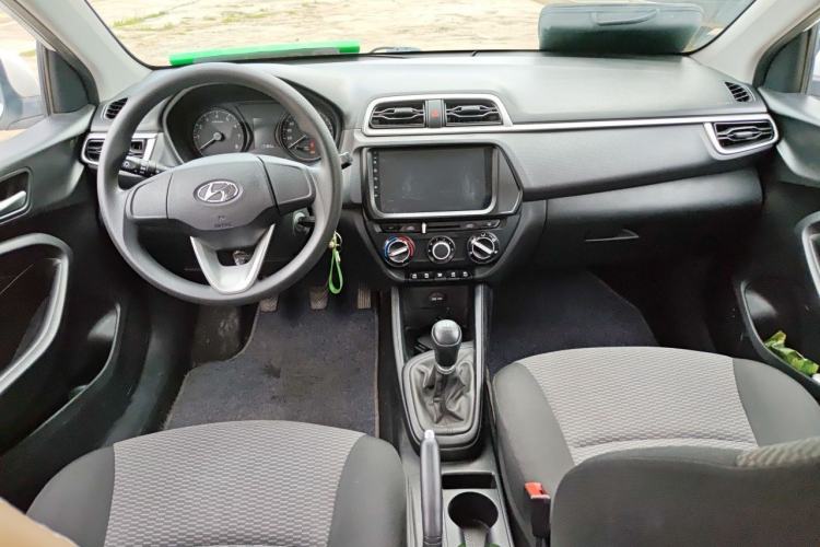 Used Hyundai Verna (older generation) 2020 1.4L Manual GL Refreshed Edition Center Console