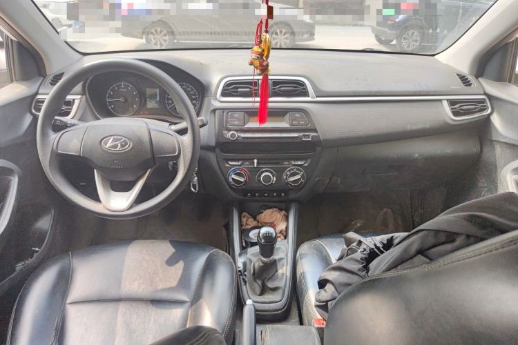 Used Hyundai Verna (older generation) 2020 1.4L Manual GL Refreshed Edition Center Console