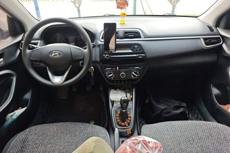 Used Hyundai Verna (older generation) 2020 1.4L Manual GL Refreshed Edition Center Console